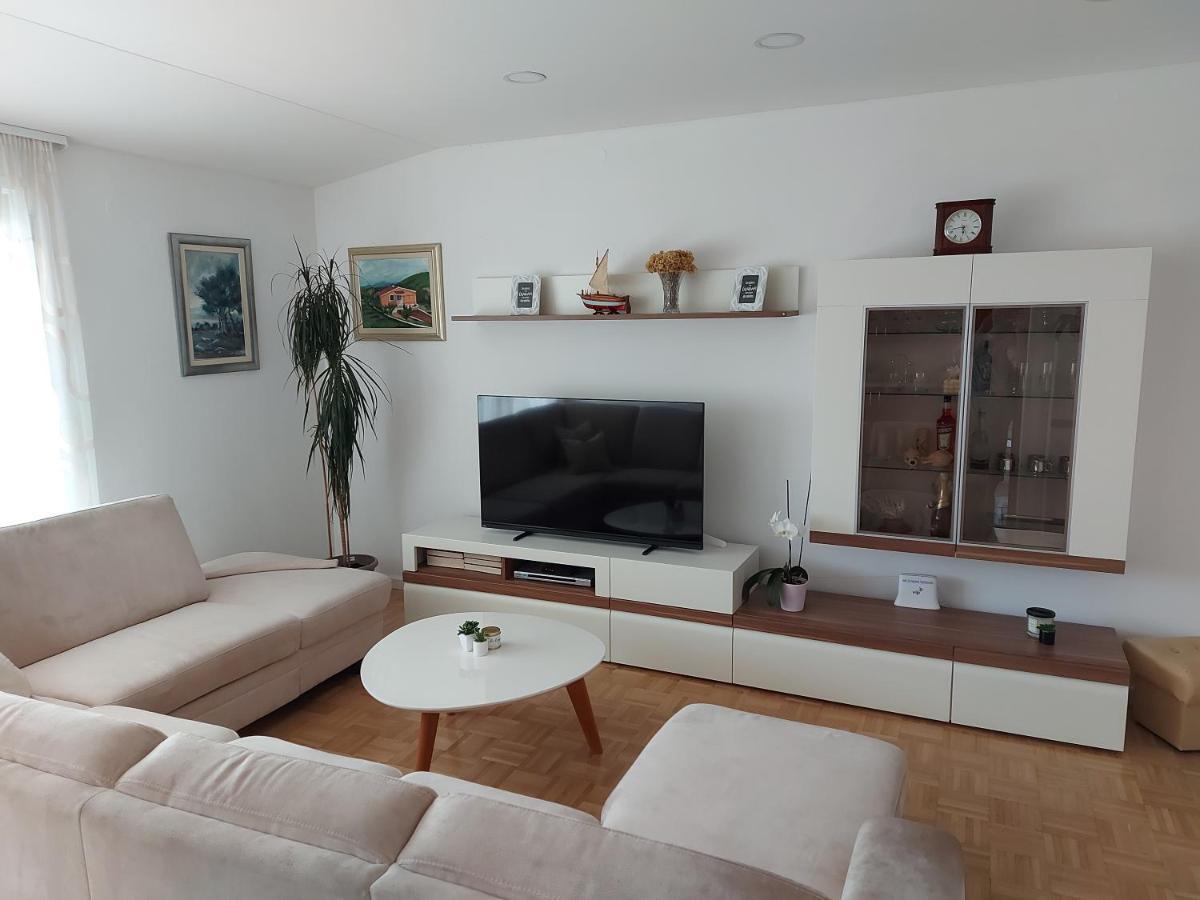 Apartman Mb โปดสตรานา ภายนอก รูปภาพ