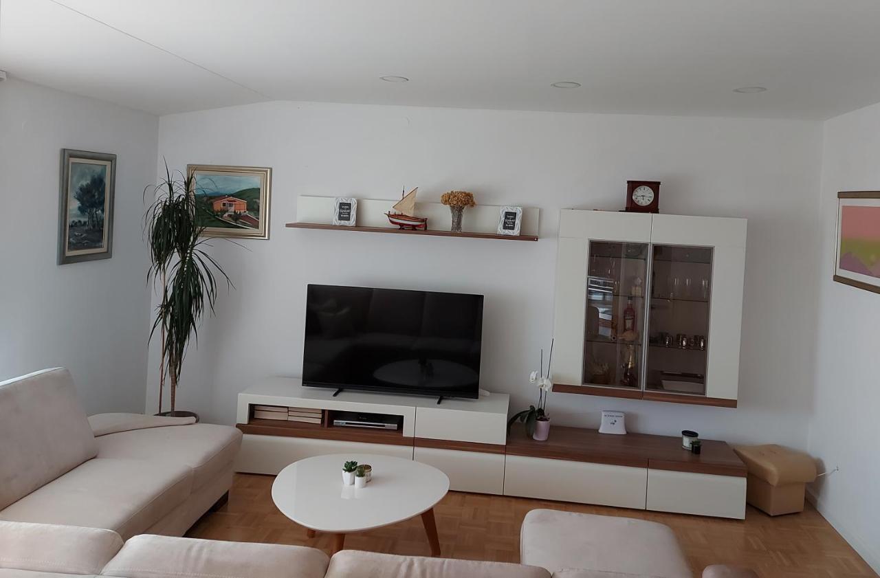 Apartman Mb โปดสตรานา ภายนอก รูปภาพ