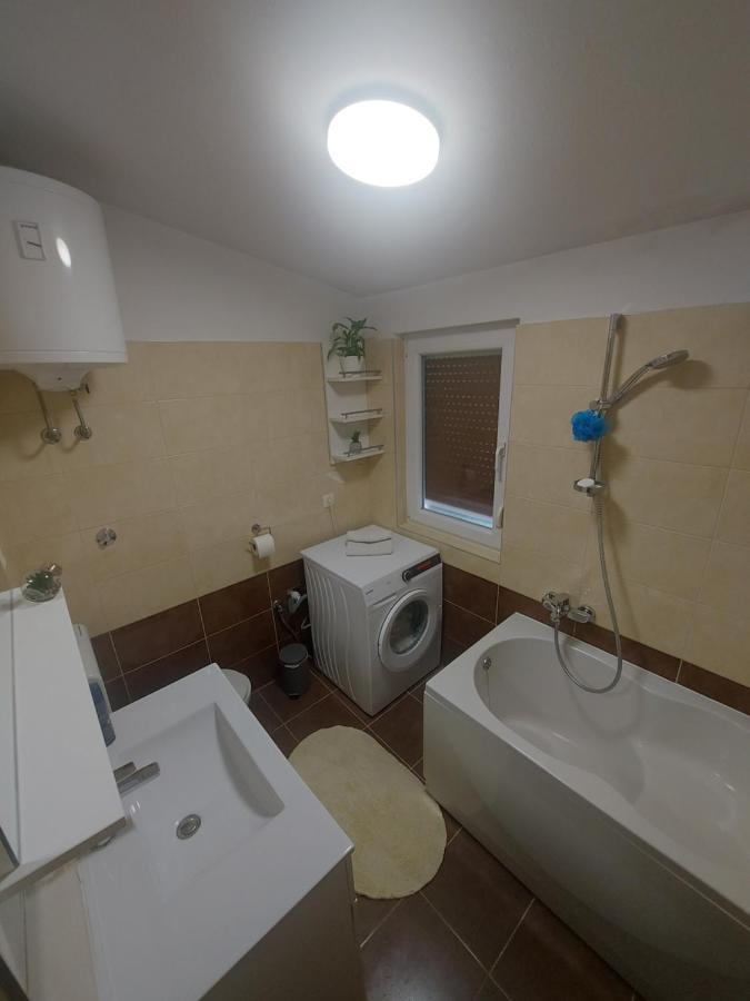 Apartman Mb โปดสตรานา ภายนอก รูปภาพ